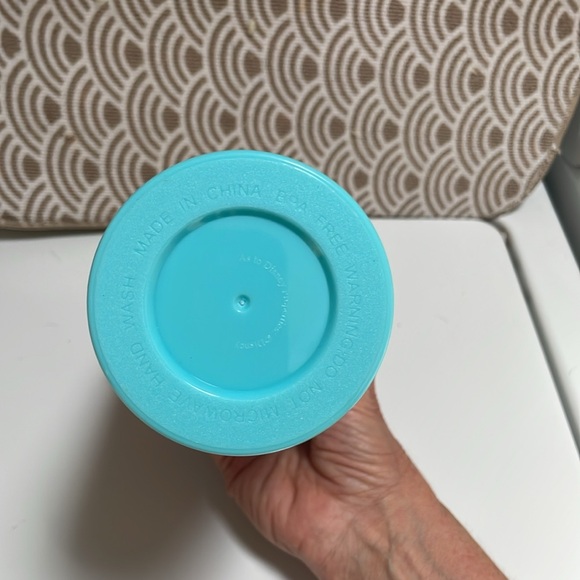 Lilly Pulitzer Disney Parks Collection X Minnie Mouse Tumbler, lid and straw. - Picture 9 of 9